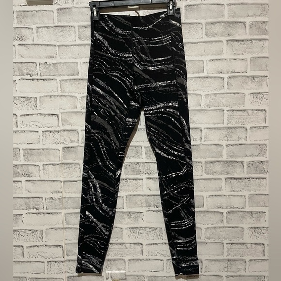 Women’s Victoria’s Secret PINK active black w/ gray & white pattern leggings Sm - Picture 1 of 5